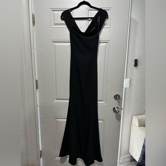 Beautiful and modern formal dress - Picture 3 of 5